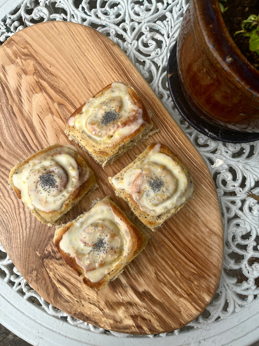 Lemon and poppyseed bun
